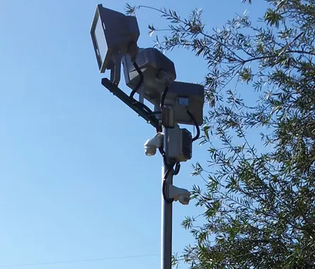 הקמת עמוד תאורה בגן חיים